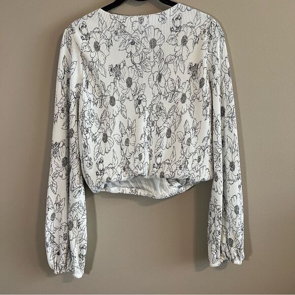 ✨ ASTR The Label Pleated Floral Faux Wrap Blouse White Black Medium - Picture 10 of 13